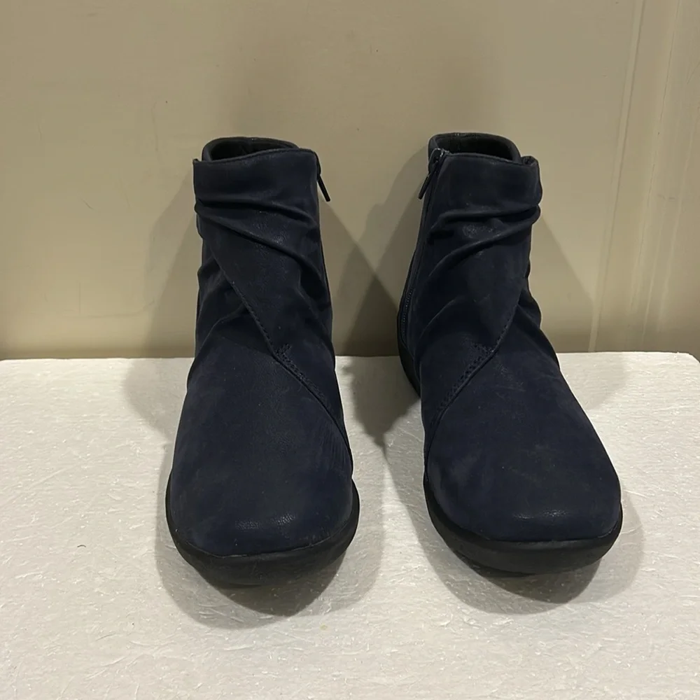 NWT Clarks Cloudsteppers cushion insoles Ankle ruched Boots zip up size 7 blue
